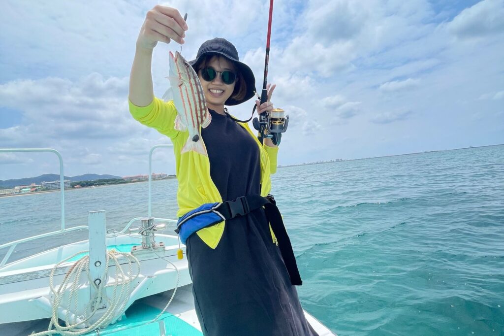 石垣島で釣り船に乗る笑顔の女性