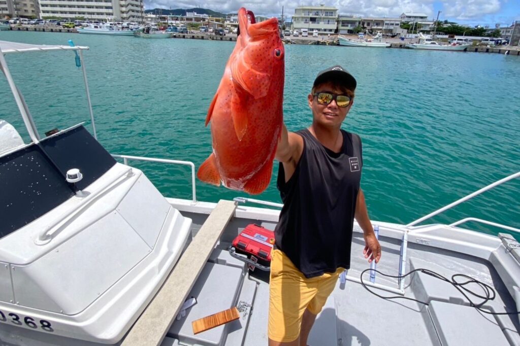 石垣島出身の船長が釣りしてるところ